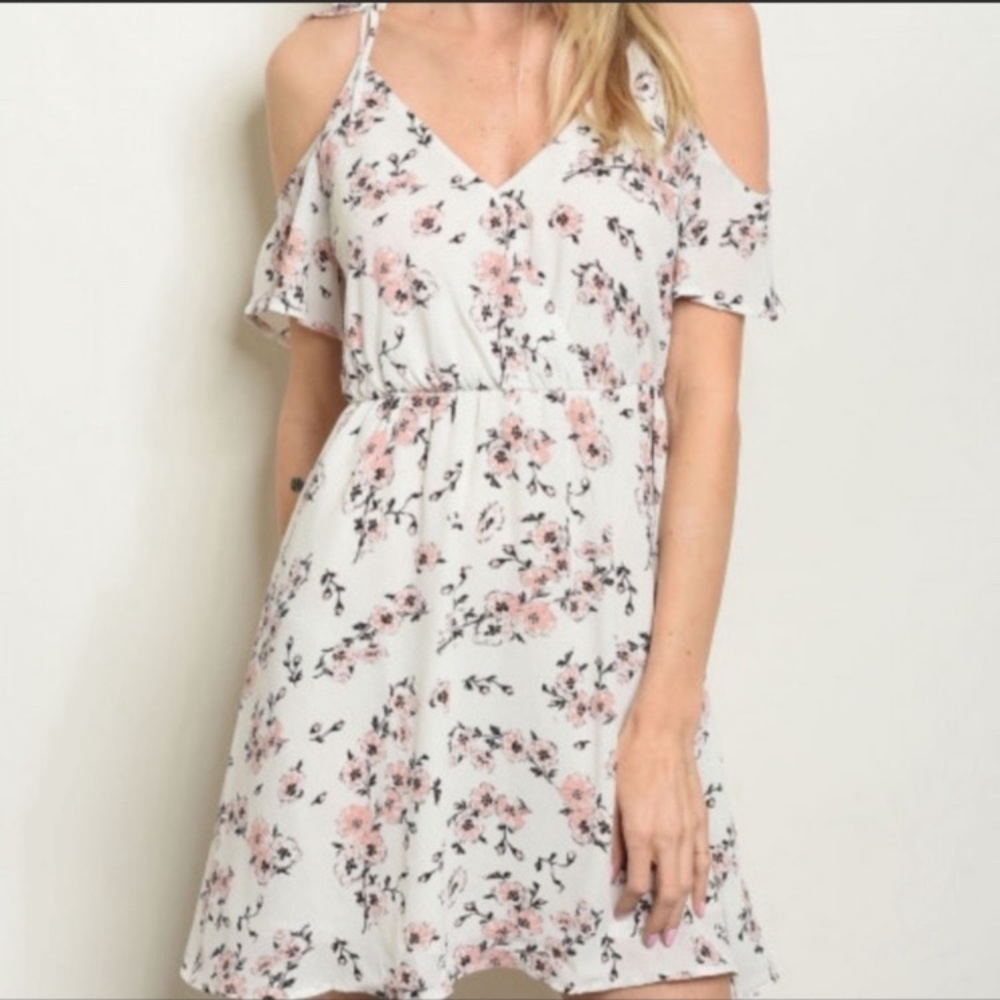 ⭐️SALE⭐️Super Cute Cold Shoulder Dress
